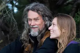 用尿洗头、溪水洗澡，这对夫妻在野外生活了10年，有点上瘾图片