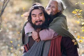 李逵母亲被恶虎所吃，为什么宋江等人不仅不安慰，反而个个大笑？图片