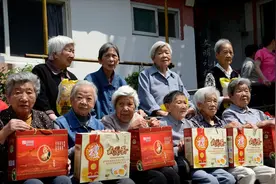 高龄老人福利多，除了基本养老金之外，还有5笔钱可以领图片