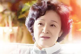 62岁刘莉莉气质真好，穿红色唐装优雅高级，堪称奶奶辈穿搭典范图片