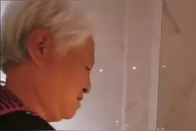 岳云鹏妈妈好慈祥，满头白发还给孩子做饭，一手一个大金镯子抢眼图片