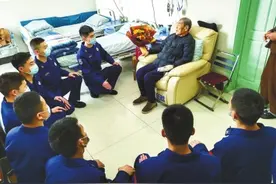 他写的《一个苹果》被编入小学语文课本《上甘岭》里的张连长走了图片