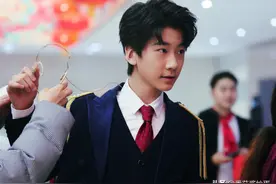 《爸爸去哪儿》天天亮相湖南春晚，身高成亮点，何炅主动拥抱他图片