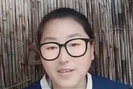 “大衣哥”老婆竟然戴着眼镜直播，到底出于什么原因？图片