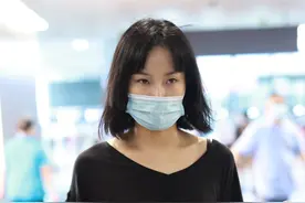 黄龄和妈妈出行，素颜肌肤蜡黄憔悴，没有同行的妈妈漂亮图片