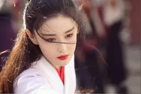 军嫂张馨予秀何捷家人合影！爷爷是抗美援朝志愿军，爷孙气质相似图片