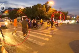 @行人、骑车人、开车人，还敢闯红灯？天眼+AI，抓拍！罚款图片