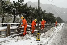 北京多条高速因降雪临时封闭，养护人员连夜奋战除雪图片