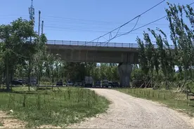 高铁桥下停车着过火，如今还有车在停？图片