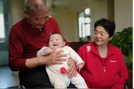 67岁生下可爱女儿天赐，母乳喂养四个月就叫爸爸，山东大娘太牛了图片