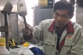 江苏一大爷酒厂拿锤悠哉砸瓶盖，解压不累一个月赚5000，网友慕了图片