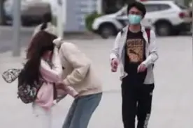 女孩路上“来初经”，白裤红了浑然不知，阿姨脱衣：姑娘快挡住图片