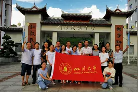 剑河三胞胎同上川大追踪：学长看望小师妹，为她们提前戴上校徽图片