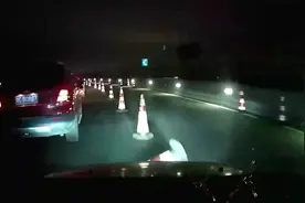 高速上撞到锥桶怎么办？老司机告诉你正确的做法，不怕吃亏图片