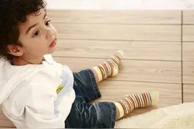 宝宝总以“拽袜子”为乐？脱袜背后的小心思，家长心里要有数图片