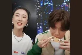 螺蛳粉有何魔力，让鹿晗在薇娅直播间嗦粉，网友：根本停不下来图片
