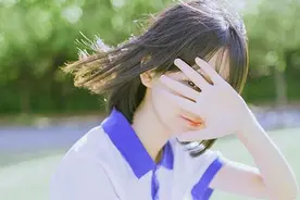 松松垮垮的校服怎么拍照好看？校园风人像拍照美姿，教你凹造型图片