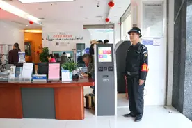 为什么银行保安拿着低工资，干着大堂经理的活？图片