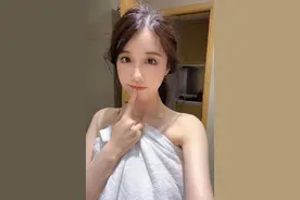 轩子模仿七鹤大人拍照，全身只有一条浴巾，嘟嘴卖萌太可爱图片