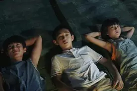 网络疯传的蓝衣女孩天台事件，不一定是现实版朱朝阳图片