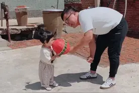 19个月大的女儿想吃棒棒糖，95后奶爸制作巨型"西瓜棒棒糖"解馋图片