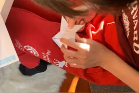 43岁海清晒儿子折纸，吐槽这届孩子太难做，直言：幸亏我生的早图片