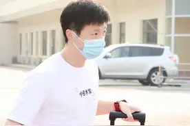 国乒各回各家！马龙气定神闲许昕带满礼物给妻儿，王曼昱受到迎接图片