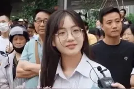 考场外送花女孩回应：不签约 不直播，抖音两天涨粉119万图片