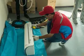 看完“空调安装工”这个职业的艰辛 你还觉得安装费贵吗图片