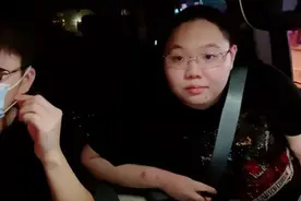 PDD深夜户外直播被狙击，现场人数把PDD吓一跳：你们都是狗吧图片