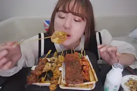 美女网红自拍吃爆辣烧烤串串，辣的受不了视频封面