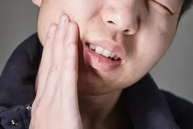 每天起床时，嘴里发苦，有明显的臭味，和什么原因有关？图片
