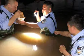 安徽民警深水中就餐 背后的故事让人心疼图片