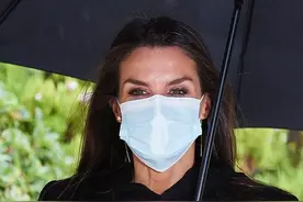 西班牙王后雨中踩细高跟，亮相时尚产业颁奖礼，衬衫配斗篷，美翻图片