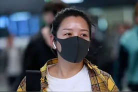 何洁真是小个子的穿搭反面教材，穿大码衬衫配牛仔裤，显矮又显胖图片