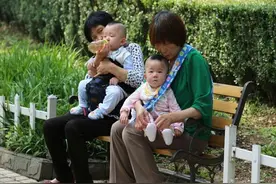 孩子长大更亲奶奶，家长别埋怨他们是白眼狼，这些优势姥姥不具备图片