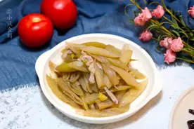 入伏，记得多买此菜吃，切成片，加料锅中炒一炒，吃着软糯又鲜美图片