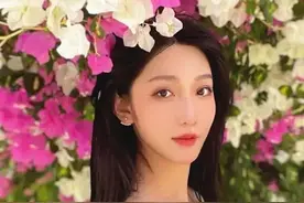 都美竹才是真女神，穿大方领的印花连衣裙走少女风，大长腿吸睛图片