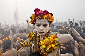 数百万印度人不怕新冠，抢着去恒河沐浴，看见尸体排泄物也不嫌弃图片