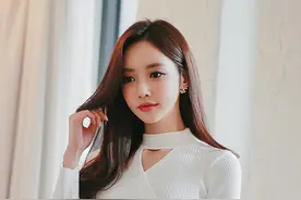 奶白色的美女配上黑色丝袜更好看图片