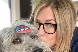 欧美明星们不开工都窝在家里，把狗子们都宠上了天图片