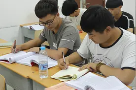 大一新生被强制上晚自习，先别忙着生气，其中的原因令人暖心图片