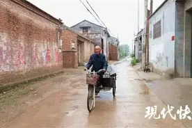老人收废品收到煤球炉，里面竟藏着一大摞现金图片