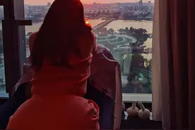 张伦硕夫妇宅家赏景，51岁钟丽缇身材妖娆似少女，臀部曲线太惹眼图片