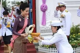 泰国“甄嬛”按捺不住了，穿着时髦逛商场，试披肩开心的直咧嘴笑图片