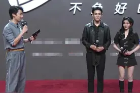 鞠婧祎穿山寨礼服，红毯上频频转身，看清腰部设计，才知其心机图片