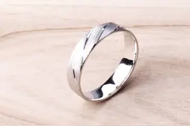 pt950铂金戒指多少钱一克？看完这几点你就知道了图片