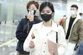 文咏珊穿白色牛仔外套搭配黑色裤子，单肩挎包袋休闲温暖图片