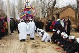 农村葬礼上，为什么主家要回赠白毛巾？过去的“孝巾”为何消失了图片