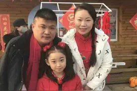 草帽姐已没草帽，女儿多才多艺，变身时尚达人带老公一起捞金图片